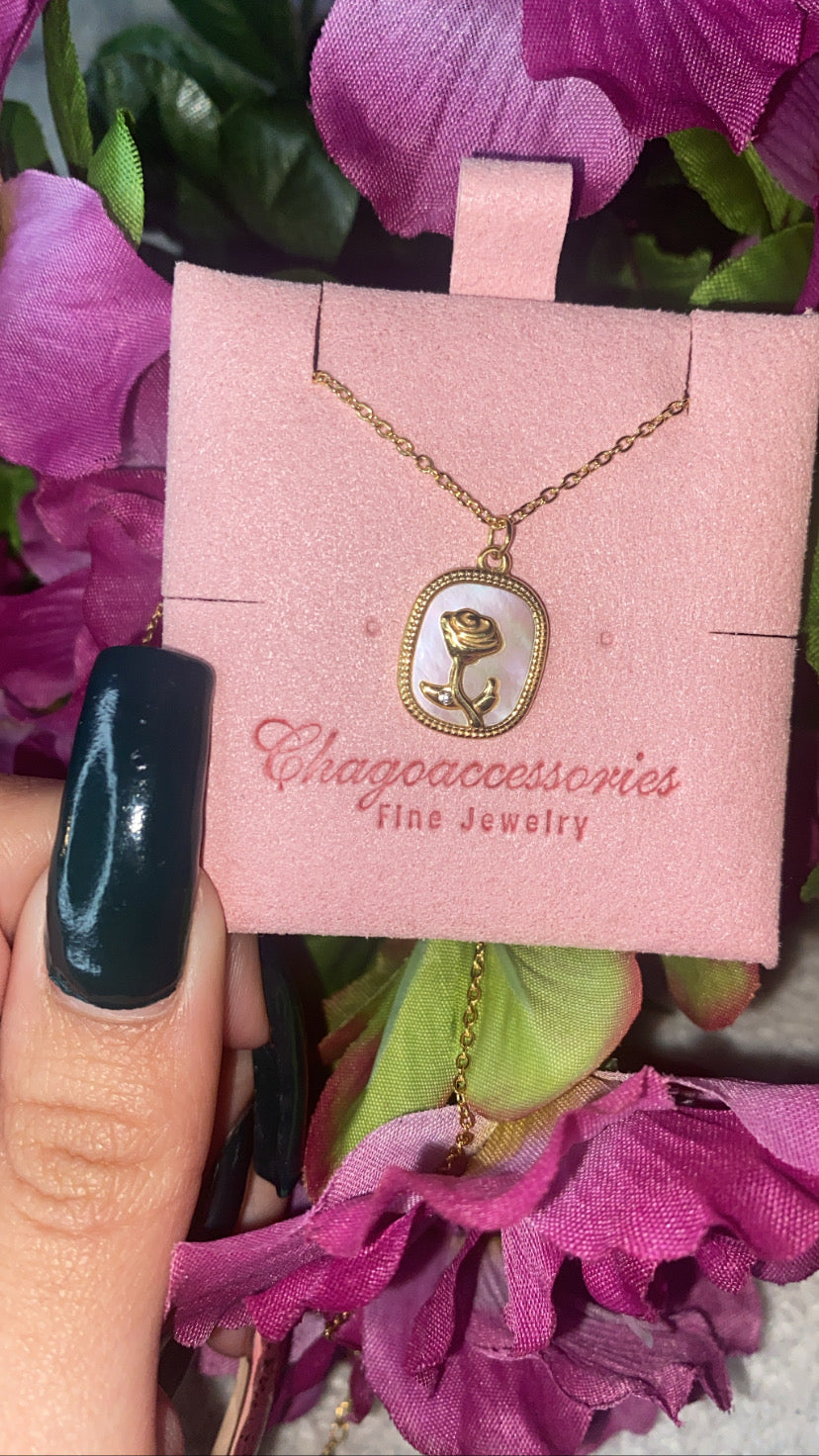 Como la flor necklace