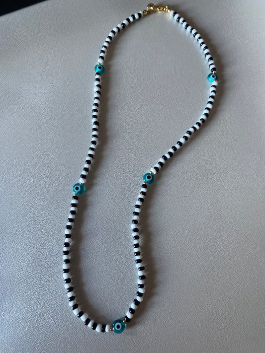 Black & white 5 ojito necklace