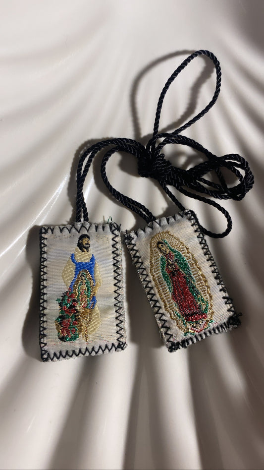 Escapulario de la virgen de Guadalupe en blanco